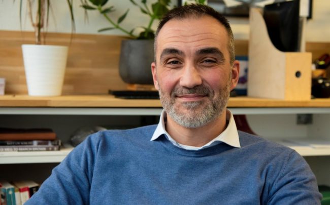 Bilde av Zemir på kontoret