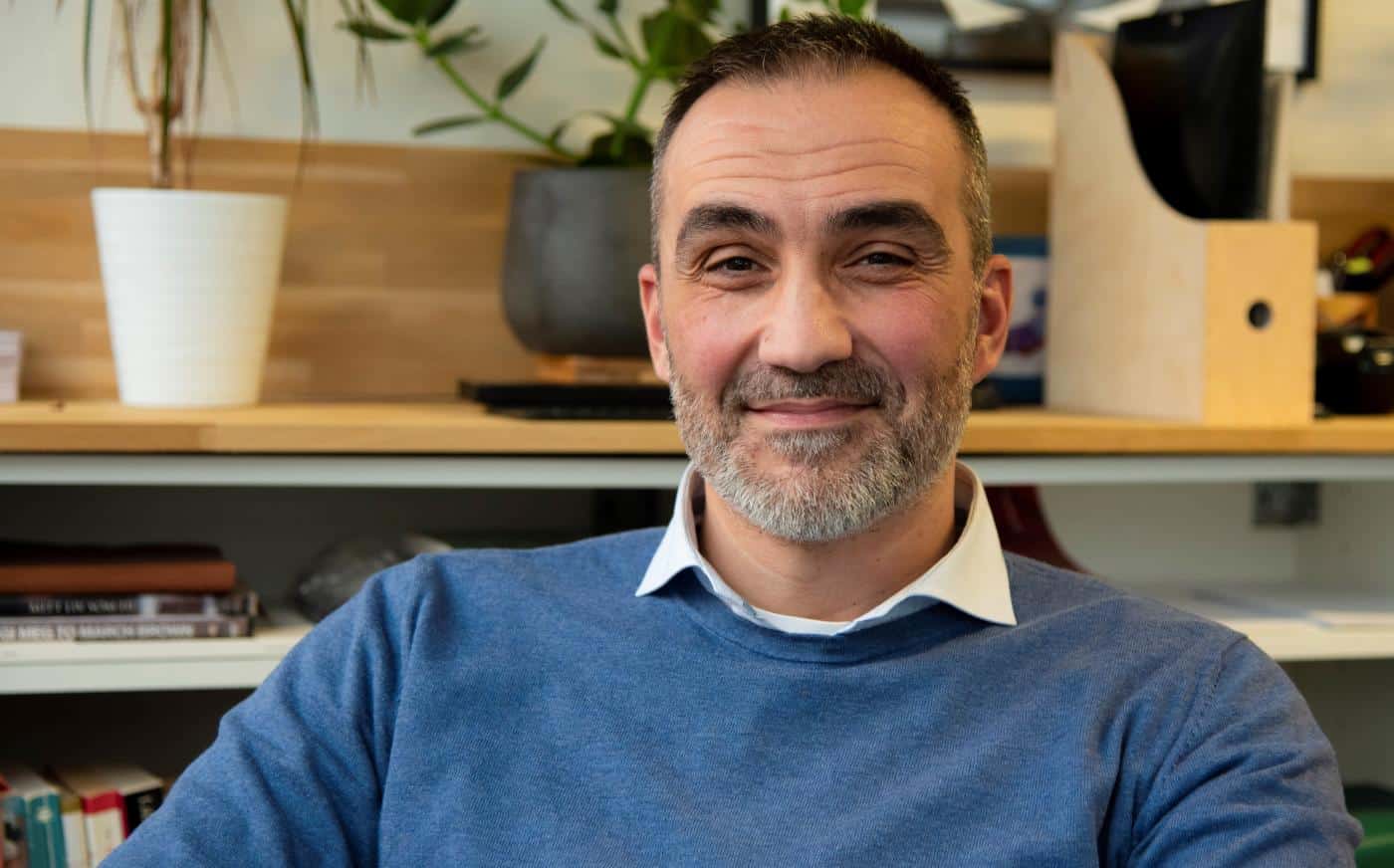 Bilde av Zemir på kontoret